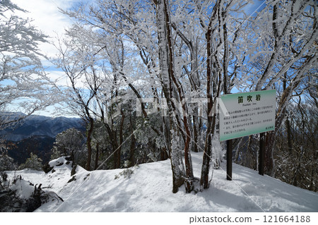 樹木被霜覆蓋的高見山（奈良縣東吉野村） 121664188