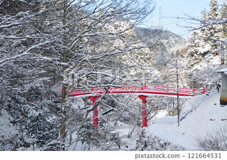 Snowscape of Gokuraku Bridge [Koya Town, Wakayama Prefecture] 121664531