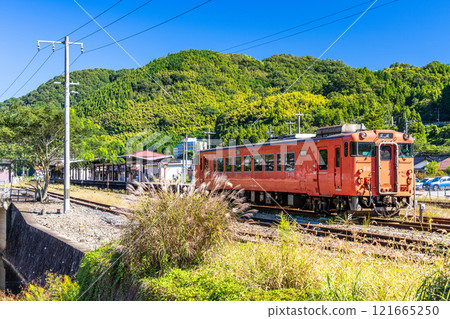 島根縣嘉石郡津和野町的秋天津和野站和柴油車 島根縣嘉石郡津和野町的秋天津和野站和柴油車 121665250