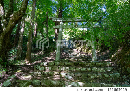 島根縣嘉子郡津和野町津和野藩主龜井家墳墓入口 121665629