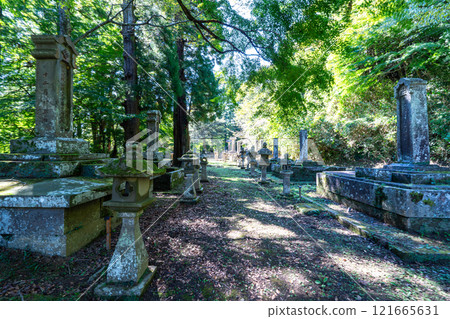 Scenery of the graveyard of the Kamei family, feudal lords of Tsuwano Domain 2, Tsuwano Town, Kashima Prefecture Scenery of the graveyard of the Kamei family, feudal lords of Tsuwano Domain 2, Tsuwano Town, Kashima Prefecture 121665631