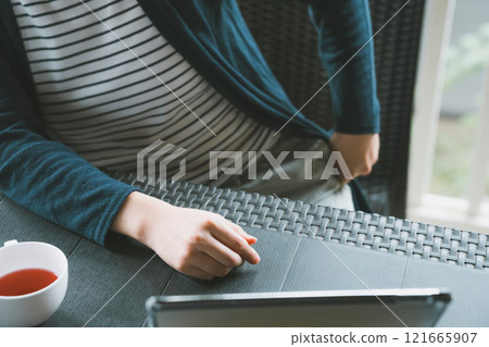 坐在椅子上屁股痛的女人 121665907