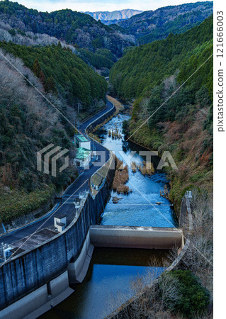 New Year's evening at Nara Nunome Dam with the cold wind blowing. The Nunome River flows down the dam. 121666003