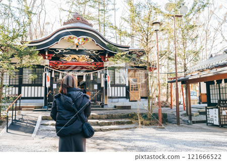 荒谷山神社主殿和一位女性的後景,山梨縣富士吉田市,2025 年 1 月 荒谷山神社主殿和一位女性的後景,山梨縣富士吉田市,2025 年 1 月 121666522