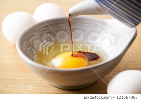 將醬油淋在生蛋上 121667065