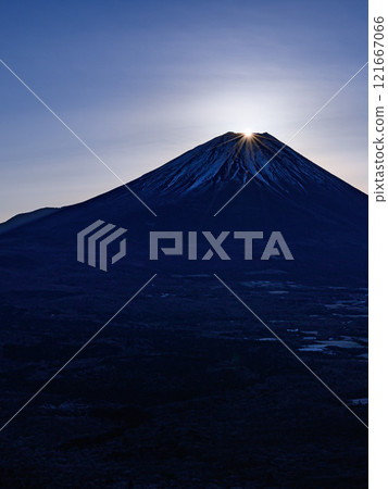 從山梨縣龍嶽看到的鑽石富士 從山梨縣龍嶽看到的鑽石富士 121667066