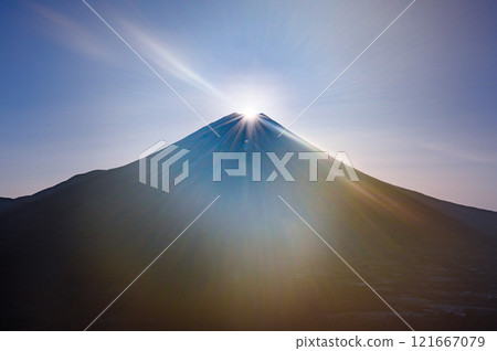 Diamond Fuji as seen from Mount Ryugatake in Yamanashi Prefecture Diamond Fuji as seen from Mount Ryugatake in Yamanashi Prefecture 121667079
