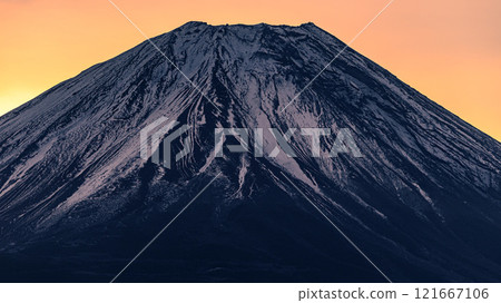 冬天從龍嶽山看到的日出天空和富士山的輪廓 121667106