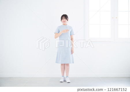 全科護理師推薦的全身站立姿勢 - 值得信賴的形象 看著鏡頭 全科護理師推薦的全身站立姿勢 - 值得信賴的形象 看著鏡頭 121667152