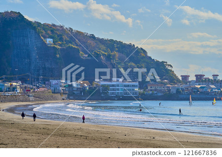 從神奈川縣鎌倉市材木座海灘看到的東南側（逗子碼頭方向） 121667836