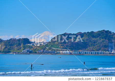 View of the west side (Mt. Fuji, Sakanoshita direction) from Zaimokuza Beach in Kamakura, Kanagawa Prefecture 121667837