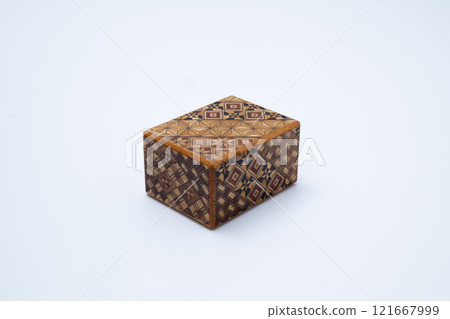 帶有鑲木地板的舊盒子 121667999