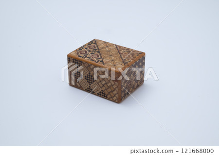 帶有鑲木地板的舊盒子 121668000