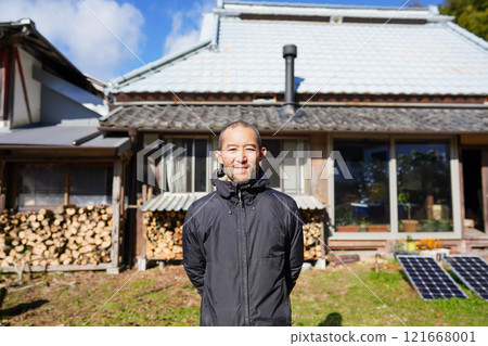 老民宅花園裡微笑的男人 121668001