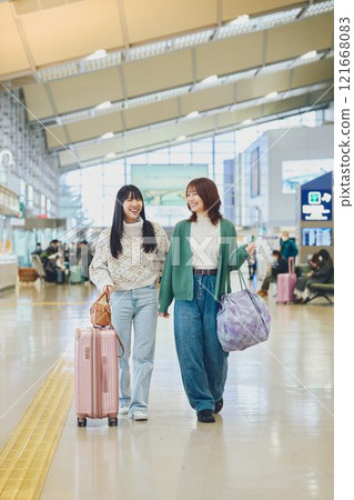 走在機場的兩個女人 121668083