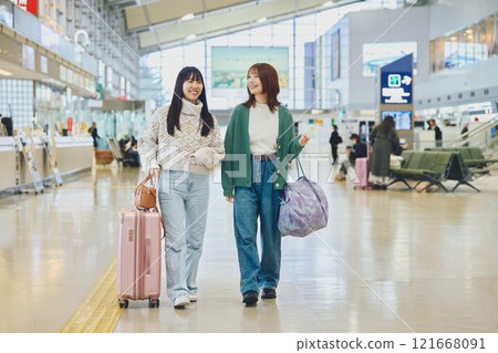 走在機場的兩個女人 走在機場的兩個女人 121668091