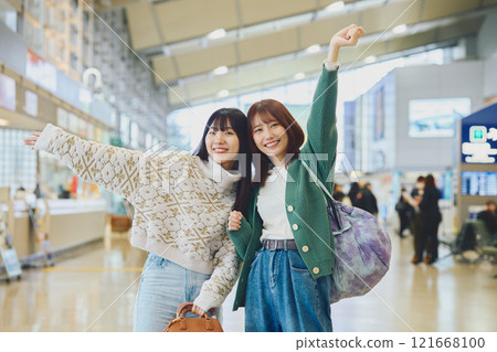 A woman having fun at the airport 121668100