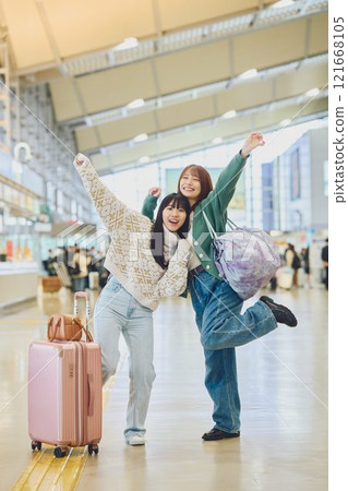 一個女人在機場玩得很開心 一個女人在機場玩得很開心 121668105