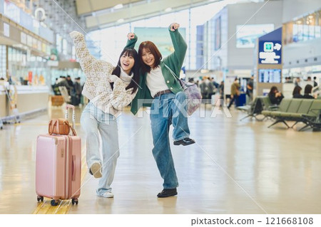 走在機場的兩個女人 走在機場的兩個女人 121668108