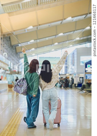 走在機場的兩個女人 121668117