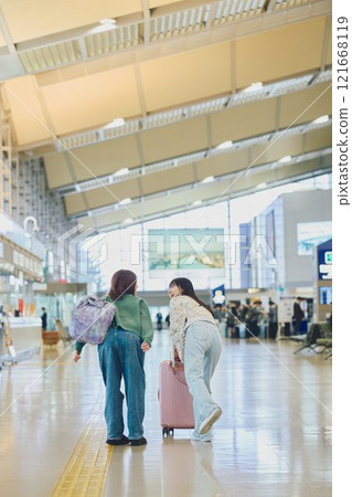 走在機場的兩個女人 121668119