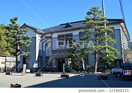 Exterior of the Gujo Hachiman Old Government Building Memorial Hall (Gifu Prefecture) 121668315