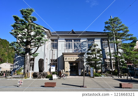 Exterior of the Gujo Hachiman Old Government Building Memorial Hall (Gifu Prefecture) 121668321