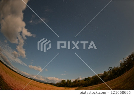 Moonlit autumn wheat field and northern starry sky Moonlit autumn wheat field and northern starry sky 121668695