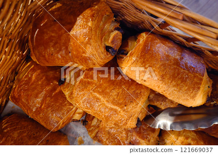 籃子裡有很多麵包 121669037
