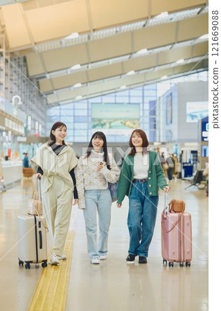 走在機場的女人 走在機場的女人 121669088