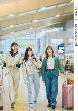 走在機場的女人 121669089