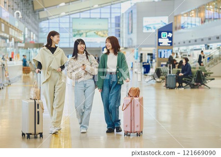 Woman walking in the airport 121669090