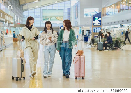走在機場的女人 121669091