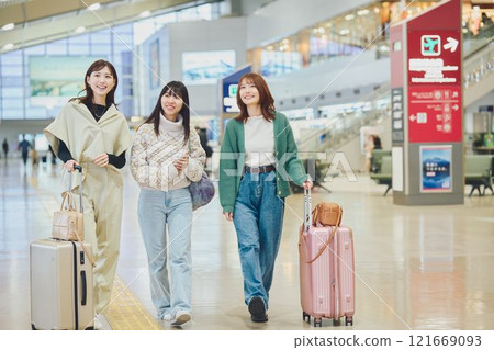 走在機場的女人 121669093