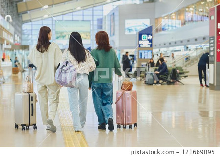 Woman walking in the airport 121669095