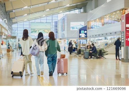 走在機場的女人 121669096