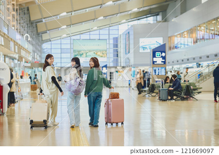 走在機場的女人 121669097