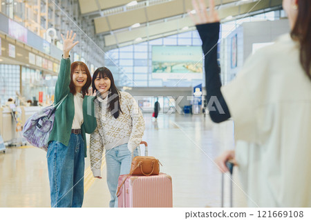 一位女士在機場迎接她的朋友 121669108