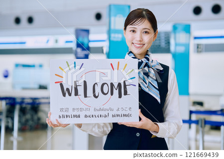 有迎賓牌的機場地勤女職員 有迎賓牌的機場地勤女職員 121669439