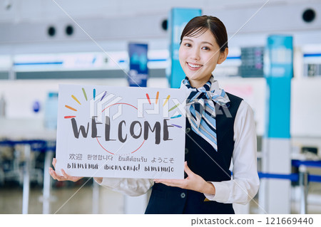 有迎賓牌的機場地勤女職員 121669440