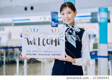 有迎賓牌的機場地勤女職員 有迎賓牌的機場地勤女職員 121669441