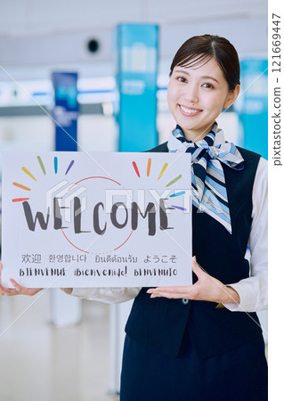 有迎賓牌的機場地勤女職員 121669447