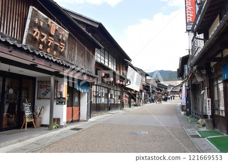 Matsuuraken and the streetscape of Fukuro Shopping Street in Iwamura Castle Town, Ena City, Gifu Prefecture 121669553
