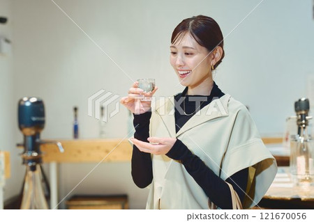 一位女士正在品嚐酒。 121670056