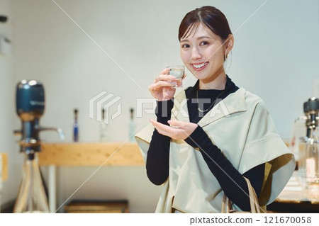 一位女士正在品嚐酒。 121670058