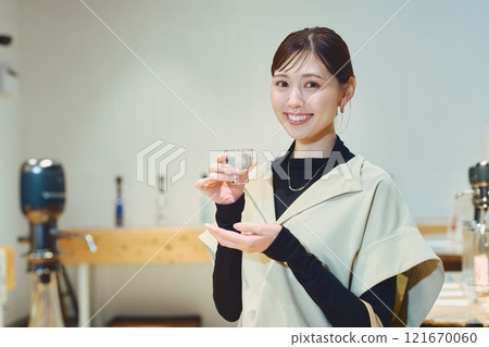一位女士正在品嚐酒。 121670060