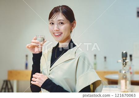 一位女士正在品嚐酒。 121670063