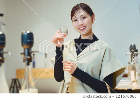一位女士正在品嚐酒。 121670065