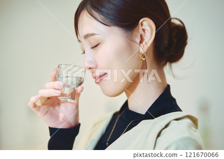 一位女士正在品嚐酒。 121670066