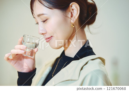 一位女士正在品嚐酒。 121670068